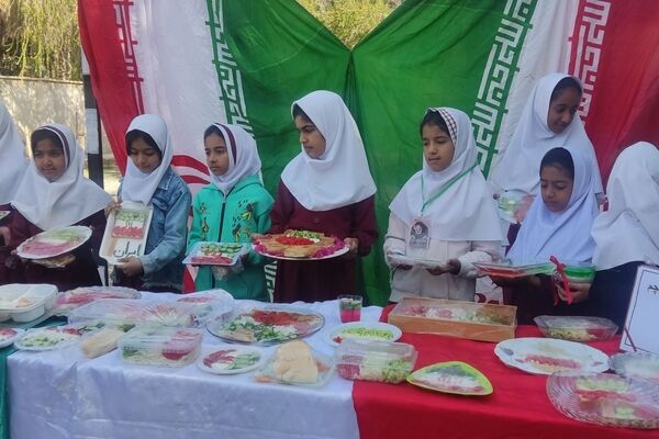 صبحانه نمادین دانش‌آموزان دبستان مولوی فین