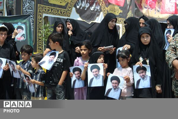 فاروج در روز تشییع پیکر رهبر شهید همچنان در حال خدمت رسانی به زائران