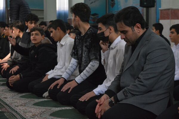 نماز باران در مدرسه شهدای علم و فناوری بهارستان‌دو