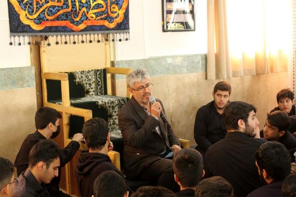 عزاداری دانش‌آموزان برای حضرت زهرا (س) در کنار مزار شهید گمنام