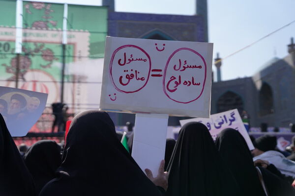 بازدید مدیرکل آموزش و پرورش از غرفه اداره‌کل نوسازی مدارس استان اصفهان در راهپیمایی 22 بهمن