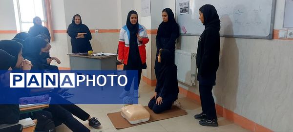 گرامیداشت هفته پدافند غیر عامل در دبیرستان نمونه دولتی برکت خاتم