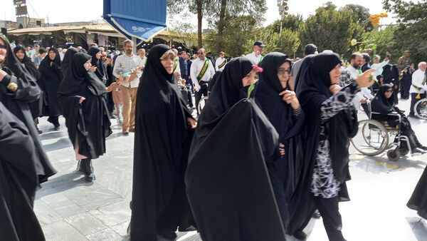 عشق و ارادت زائران حضرت معصومه(س) در قالب کاروان نمادین ورود ایشان به قم