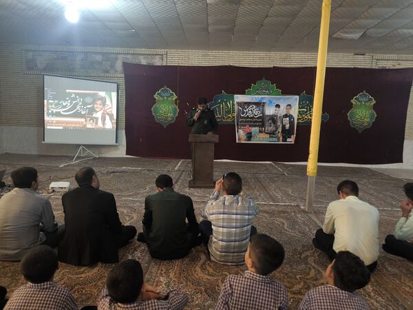 جشن آغاز سال تحصیلی و گرامیداشت هفته دفاع مقدس در حسینیه سیدالشهداء روستای مزرعه شهید بهشتی