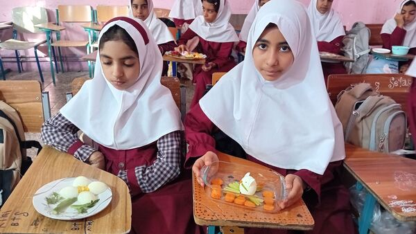 جشن رنگارنگ کودک و تخم‌مرغ در دبستان استقلال حاجی‌آباد؛ شادی، خلاقیت و تغذیه سالم در کنار هم