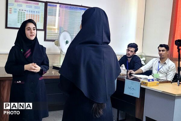 رقابت نخبگان جوان زبان خارجی در دبیرستان فرهنگ