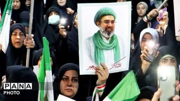 عهدِ خونینِ خرم‌ آباد با رهبرِ شهید؛ از مشت‌‌هایِ گره‌ کرده تا پرچم‌‌هایِ برافراشته