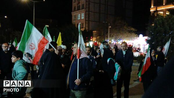 پرچم های ایران بر دستان وطن دوستان نیشابوری 