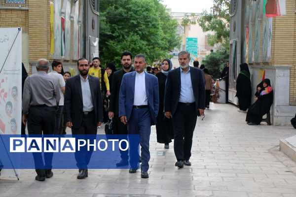 عطرافشانی مزار شهدای فرهنگی استان قم