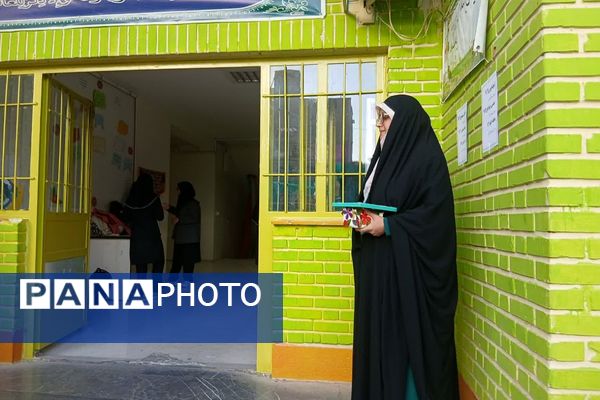 برگزاری جشن و تجلیل از مادران پرستار در مدرسه دکتر رزمی و قدس ناحیه دو شهرری 