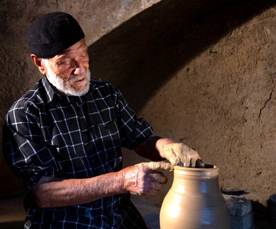 پدر سفال ایران تاریخ سفالگری لالجین را زنده نگه می‌دارد