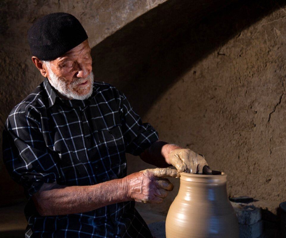 پدر سفال ایران تاریخ سفالگری لالجین را زنده نگه می‌دارد