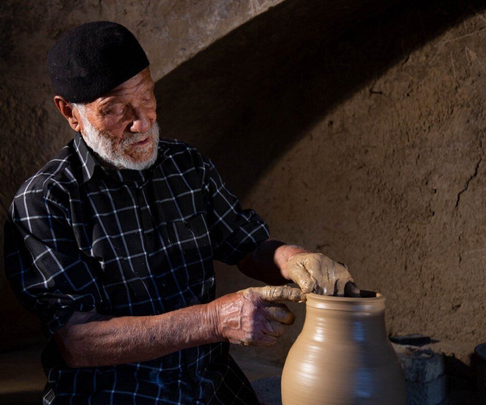 پدر سفال ایران تاریخ سفالگری لالجین را زنده نگه می‌دارد