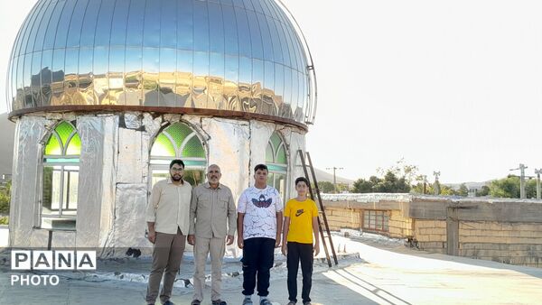 مراسم اهتزاز پرچم سرخ خونخواهی رهبر شهید بر گنبد مسجد الزهرا (س) شهربن