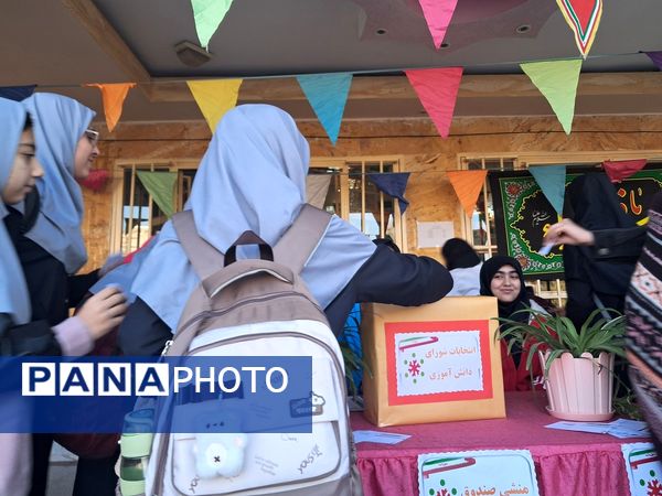 شور و نشاط دانش‌آموزان مدرسه حضرت معصومه (س) ناحیه 4 کرج در انتخابات شورای دانش‌آموزی