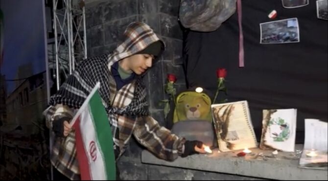 پدران و مادران و کودکان ارومیه برای دانش آموزان مینابی شمع روشن کردند