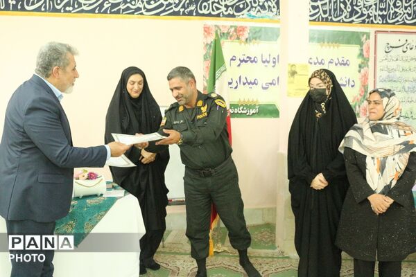 تأکید مدیر آموزش‌وپرورش فیروزکوه بر نقش راهبردی انجمن اولیا و مربیان در نشست دبستان نجمه