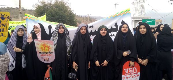 دانش‌آموزان شهرستان دره شهر در روز دانش‌آموز، شعارهای ضد استکباری سر دادند