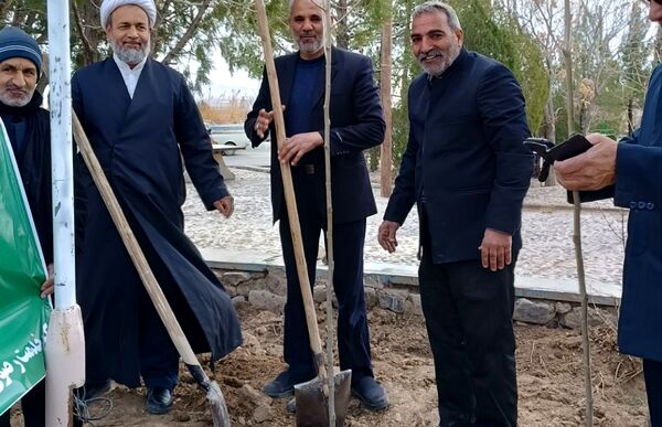 کاشت درخت توسط خادمیاران رضوی در شهرستان خلیل‌آباد 