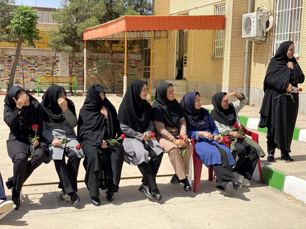 معلمان، مشعل‌داران راه آگاهی در آیینه‌ مهر و خرد