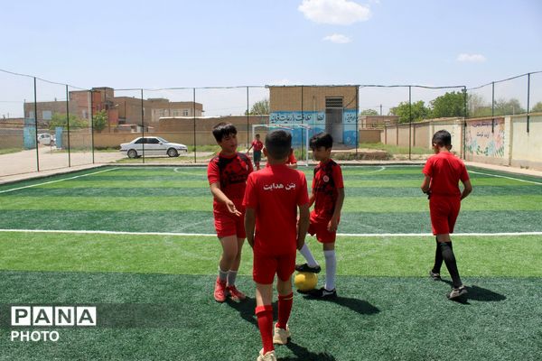 افتتاح زمین چمن مصنوعی در مدرسه شهید صفدری سه گنبد 