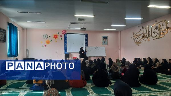 نشست صمیمی انجمن و اولیا پایه هفتم در دبیرستان فرهنگیان ناحیه۷ مشهد