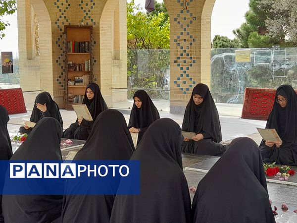 ادای احترام به شهدا توسط دانش‌آموزان دبیرستان فرهنگ ۱۳