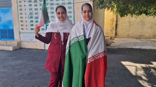جشن باشکوه دهه فجر و پاسداشت پرچم جمهوری اسلامی در دبستان استقلال حاجی‌آباد