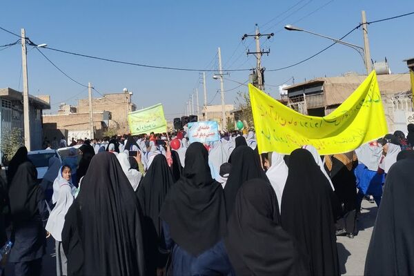 حضور دانش آموزان دبیرستان طالقانی داریون در تجمع ۱۳ آبان