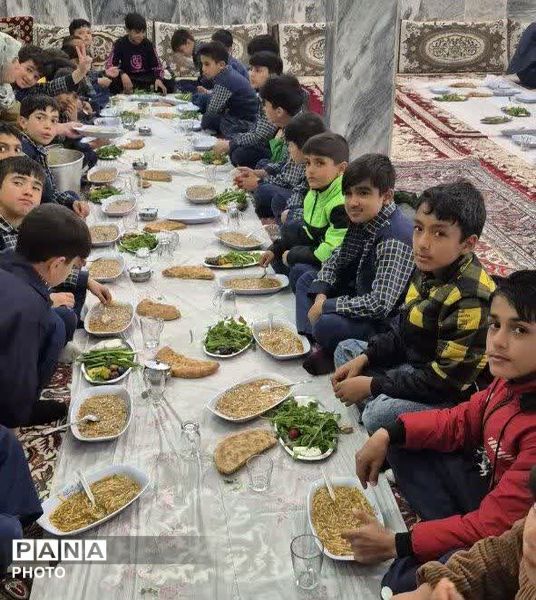  محفل انس با قرآن وضیافت افطاری در آموزشگاه شهید غلامپور زاوین