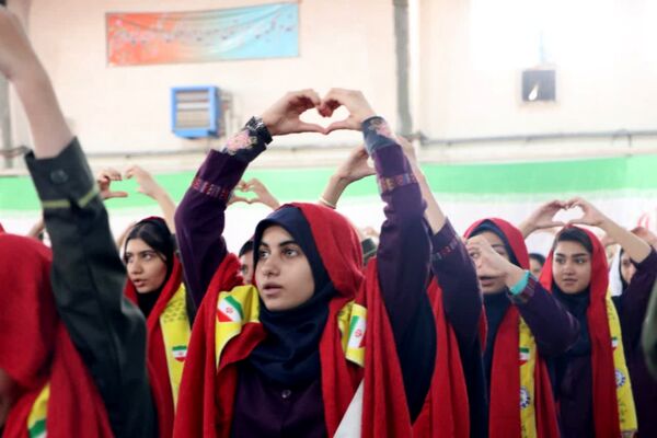 ثبت اثر انگشت هزار دانش‌آموز یزدی پای پرچم ایران