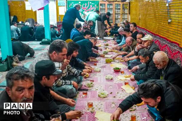 برپایی سفره افطاری در مسجد علی ابن ابیطالب نسیم‌شهر