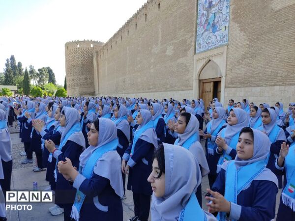 اجرای سرود همگانی دانش‌آموزان در روز شیراز