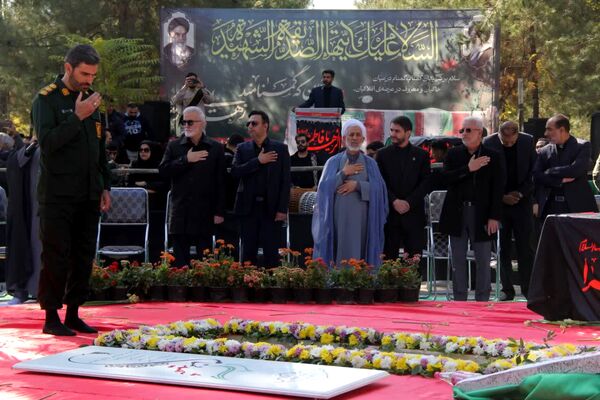 تشییع و خاکسپاری شهید گمنام در باغ جنت شیراز