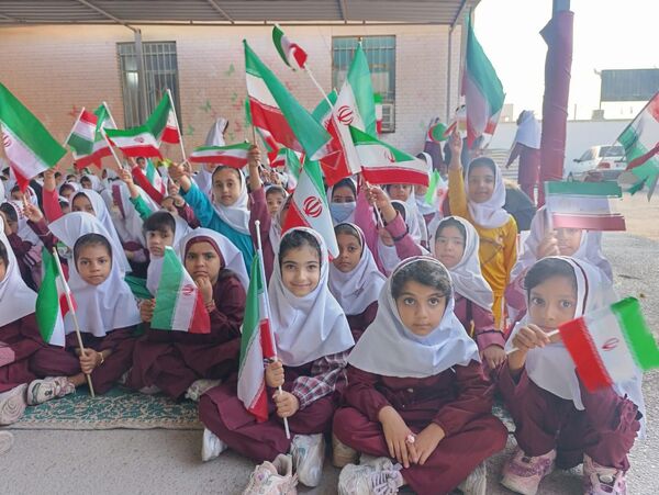 حماسه ۱۳ آبان در دبستان شهید تنیده 
