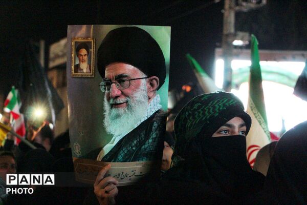 حضور جمعیت گسترده مردمی در یادبود شهادت امام خامنه‌ای