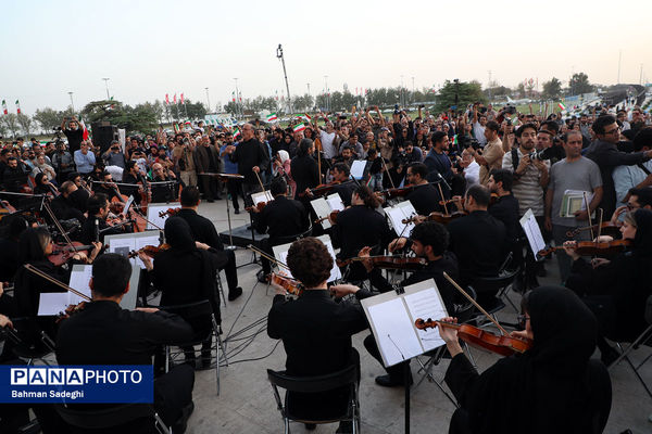 اجرای ارکستر سمفونیک تهران در میدان آزادی