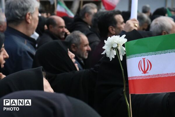  حلما با عروسک‌ها سوگ خانواده شهیدش را در آغوش کشید