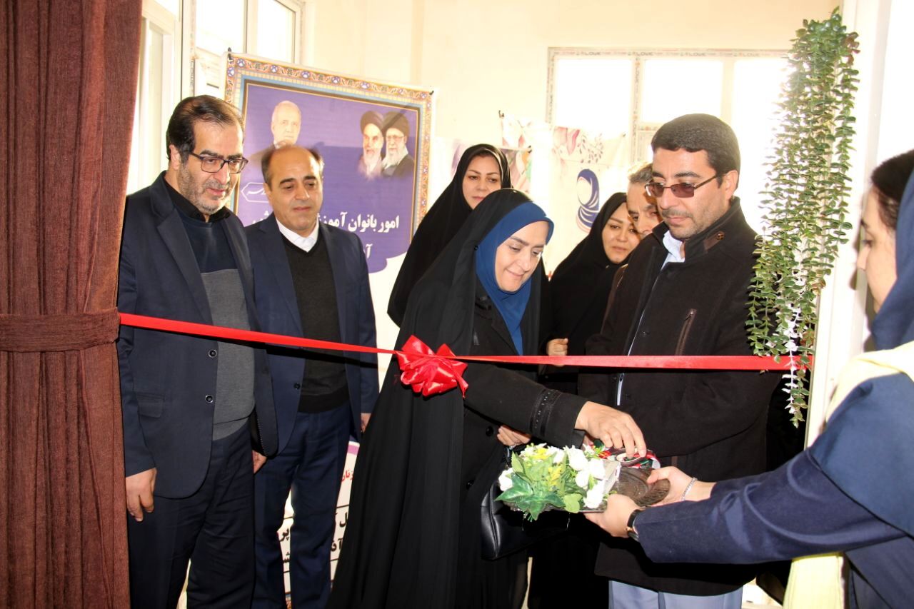 افتتاح نمایشگاه شکوفایی هنر و مهارت زنان و دختران هنرستان استاد شهریار 
