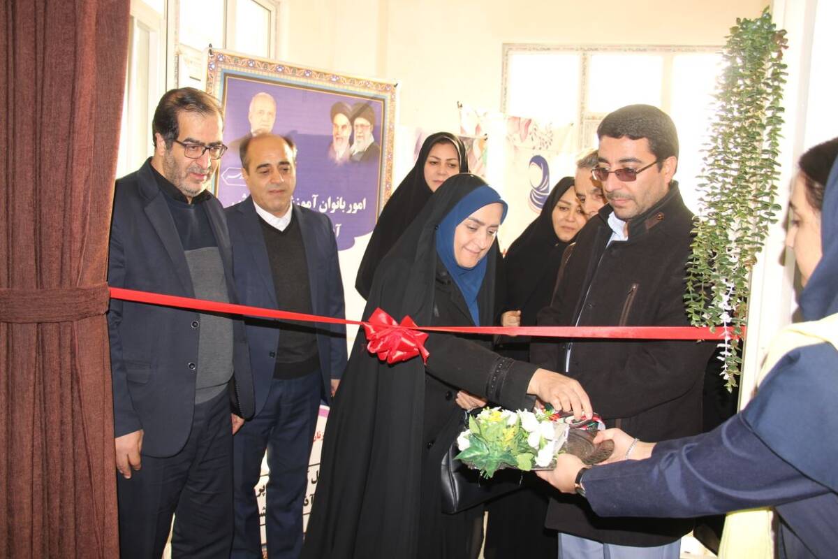 افتتاح نمایشگاه شکوفایی هنر و مهارت زنان و دختران هنرستان استاد شهریار 
