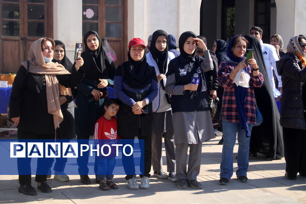 بازارچه حمایت از کسب کار دانش‌آموزان دبستان کیهان بوشهر 