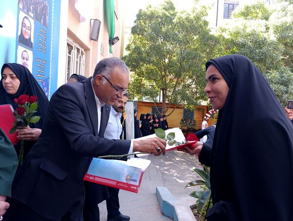 نواختن زنگ سپاس معلم در دبیرستان و دبستان میرزا جعفر سروقد
