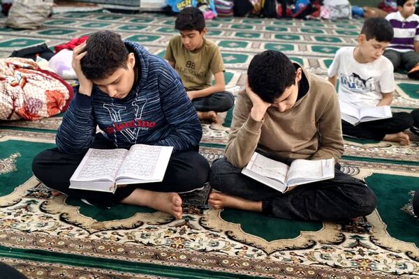 اعتکاف دانش آموزی در مسجد حضرت ابوالفضل قیامدشت