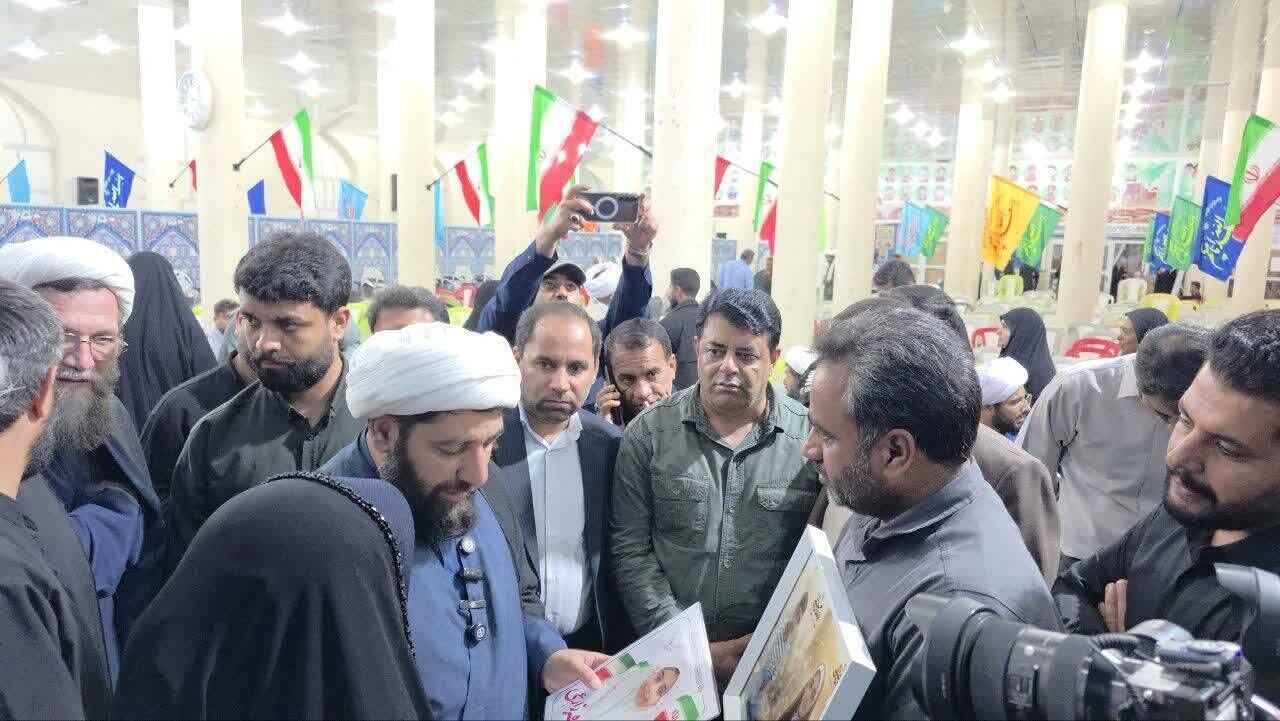تقدیم هدایای رهبر معظم انقلاب به خانواده شهدای مدرسه میناب