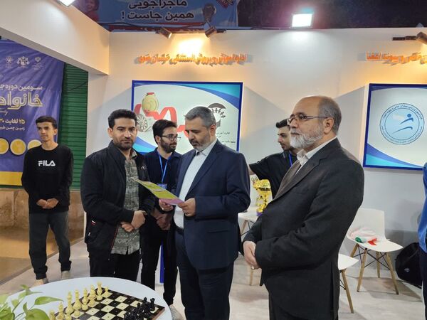 بازدید عضو شورای اسلامی شهر مشهد مقدس از غرفه منطقه ۱۰ شهرداری در بوستان ملت