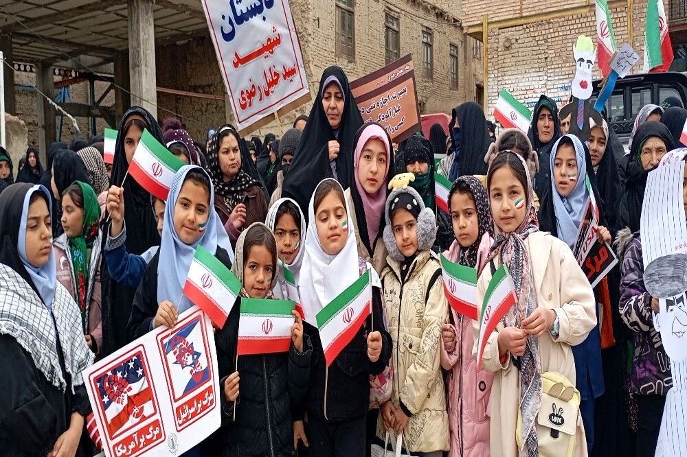حضور کودکان و دانش آموزان در راهپیمایی یوم‌الله ۲۲بهمن در شهر بار نیشابور