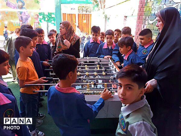 جشن آغاز سال تحصیلی و «روز پرچم» در مدرسه معراج منطقه ۱۰ تهران