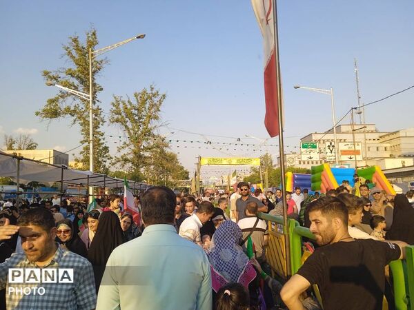  جشن بزرگ مردم در مهمانی ۱۰ کیلومتری
