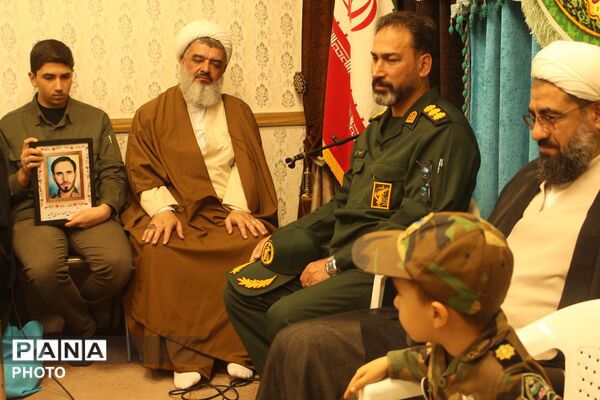 دیدار نماینده ولی فقیه و فرمانده سپاه همدان با خانواده شهدا