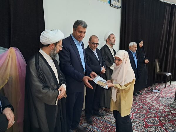 آیین تجلیل از داوران و عوامل مسابقات قرآن، عترت و نماز فرهنگیان منطقه عجب شیر